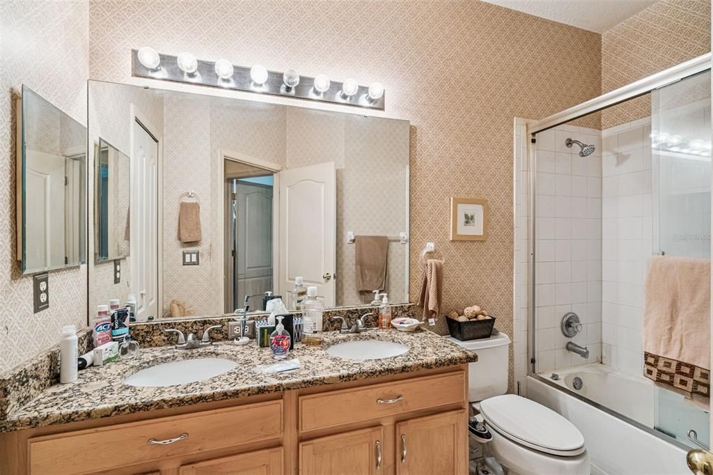 En Venta: $449,000 (4 camas, 2 baños, 1952 Pies cuadrados)