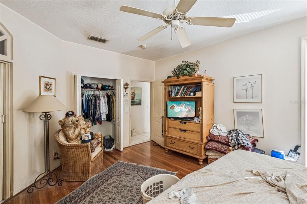 En Venta: $449,000 (4 camas, 2 baños, 1952 Pies cuadrados)