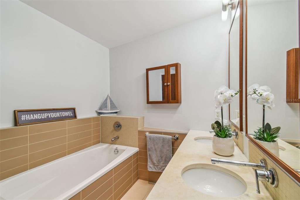 出租: $3,200 (2 贝兹, 2 浴室, 1237 平方英尺)