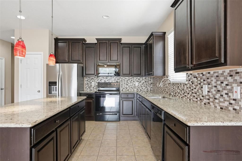 En Venta: $349,900 (3 camas, 2 baños, 1978 Pies cuadrados)