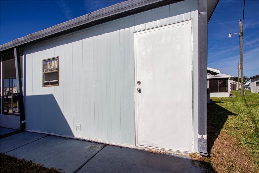 For Sale: $99,900 (2 beds, 2 baths, 960 Square Feet)