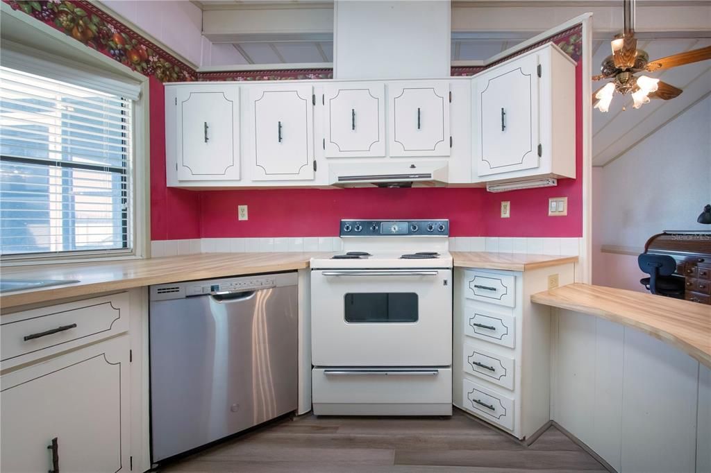 For Sale: $99,900 (2 beds, 2 baths, 960 Square Feet)