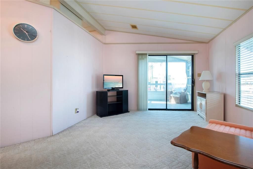 For Sale: $99,900 (2 beds, 2 baths, 960 Square Feet)