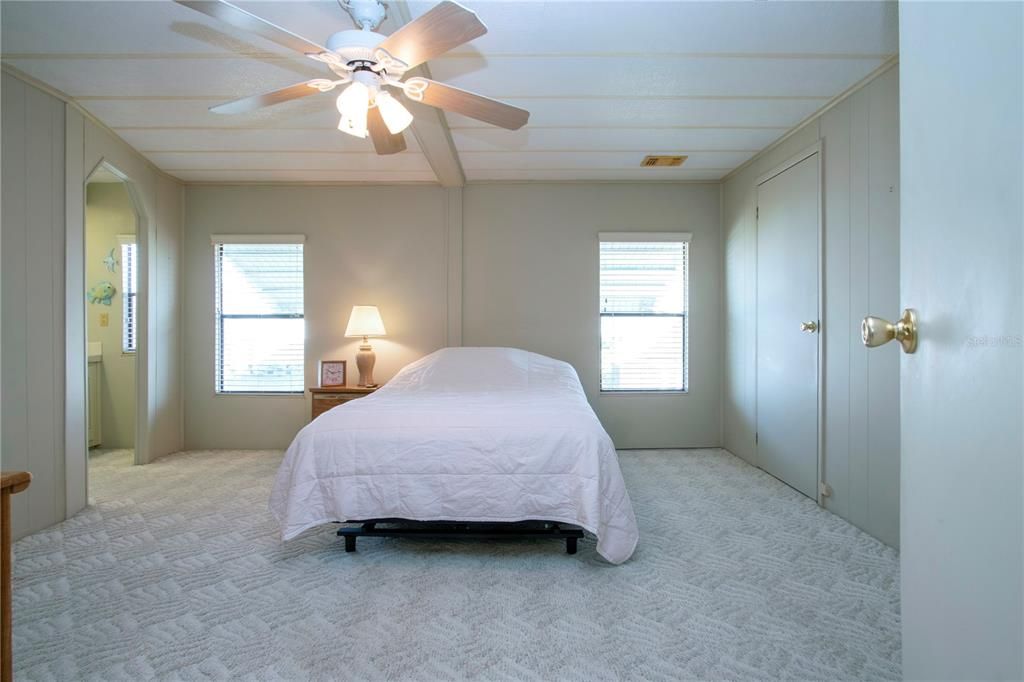 For Sale: $99,900 (2 beds, 2 baths, 960 Square Feet)