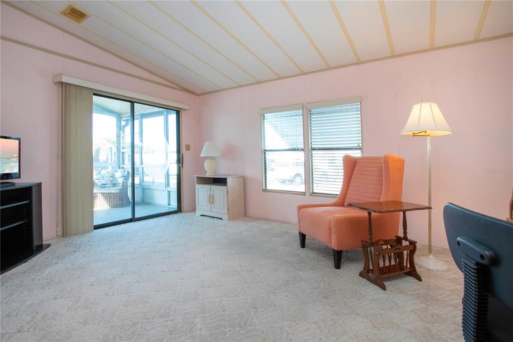 For Sale: $99,900 (2 beds, 2 baths, 960 Square Feet)