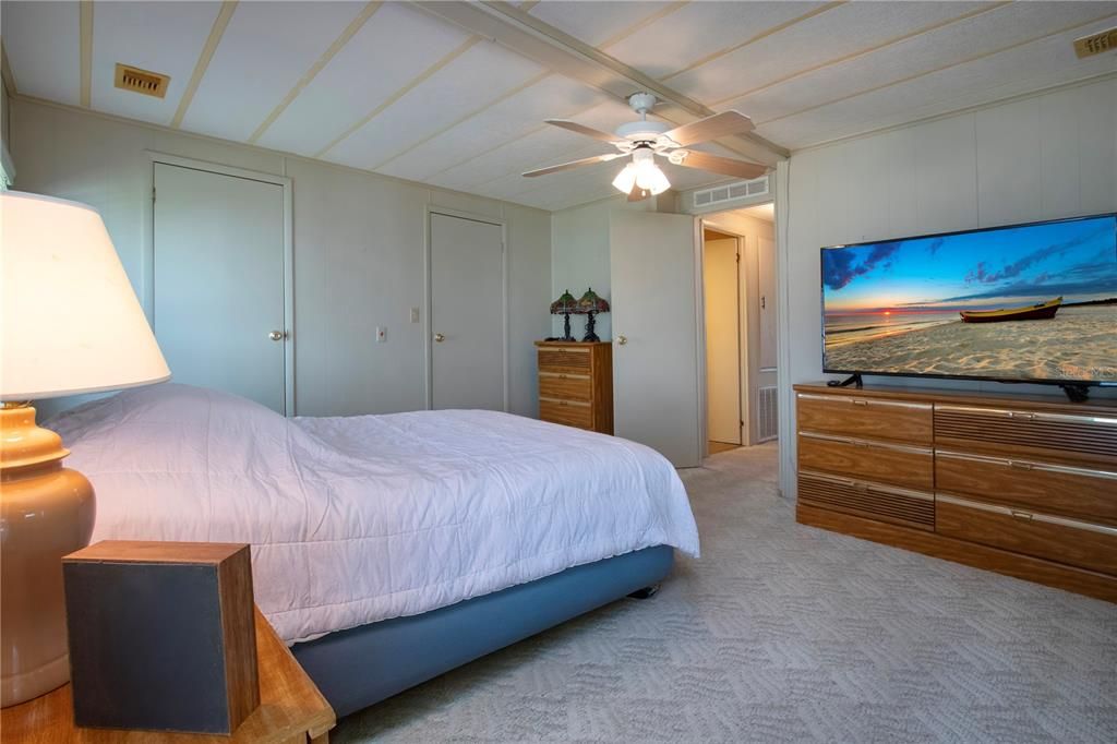 For Sale: $99,900 (2 beds, 2 baths, 960 Square Feet)