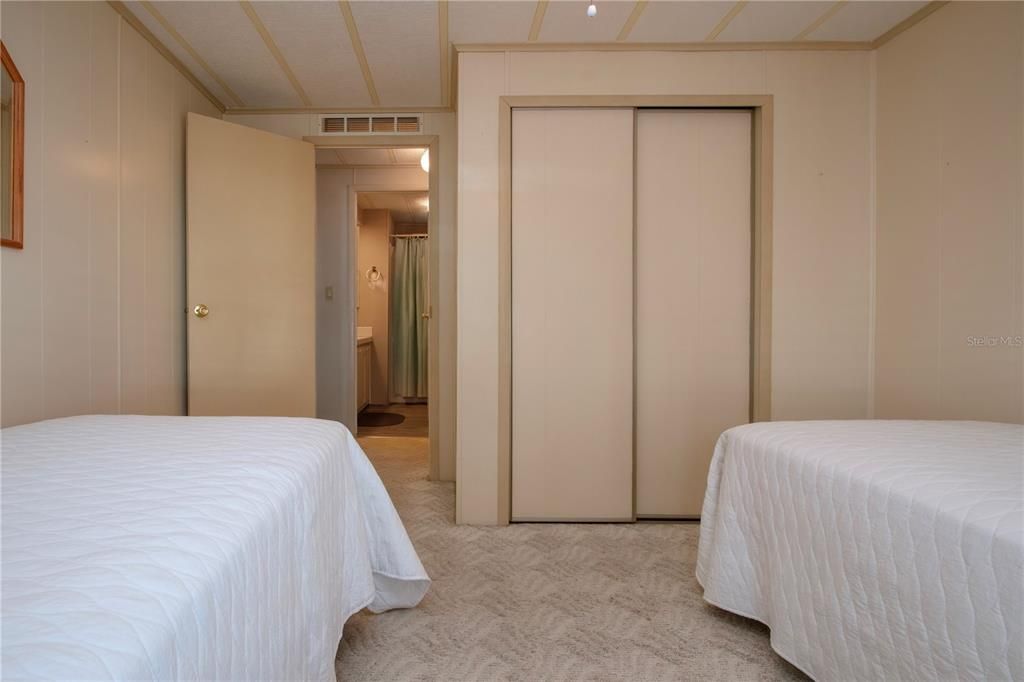 For Sale: $99,900 (2 beds, 2 baths, 960 Square Feet)