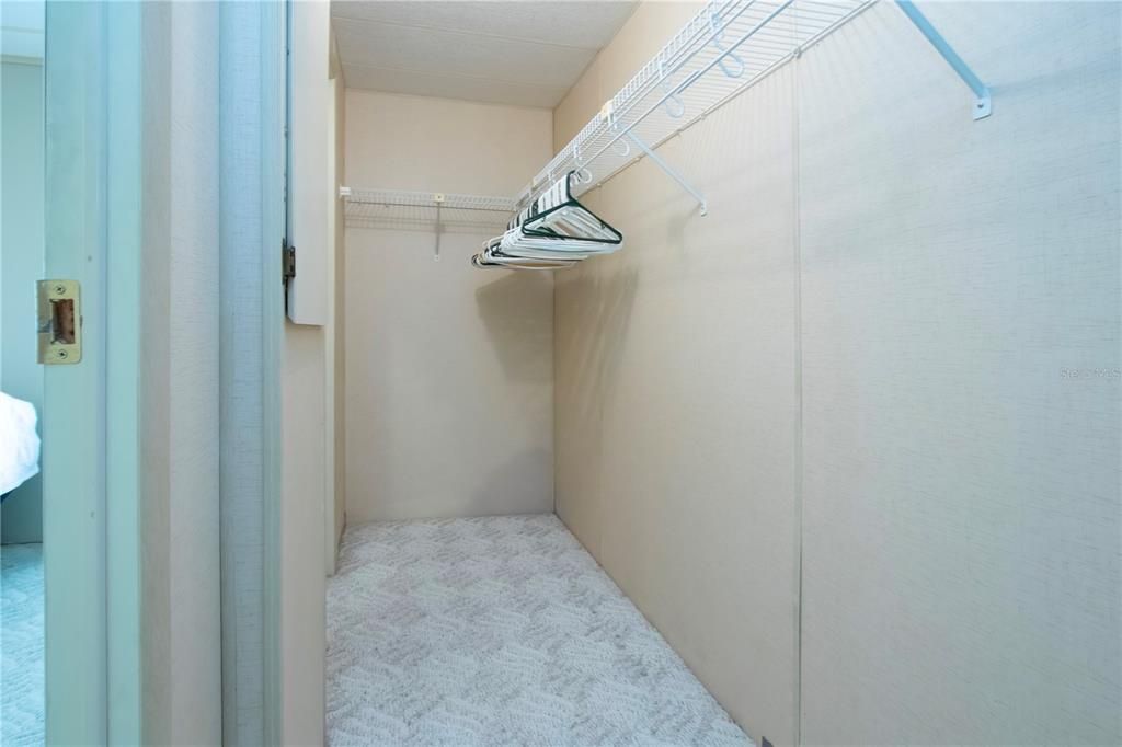 For Sale: $99,900 (2 beds, 2 baths, 960 Square Feet)