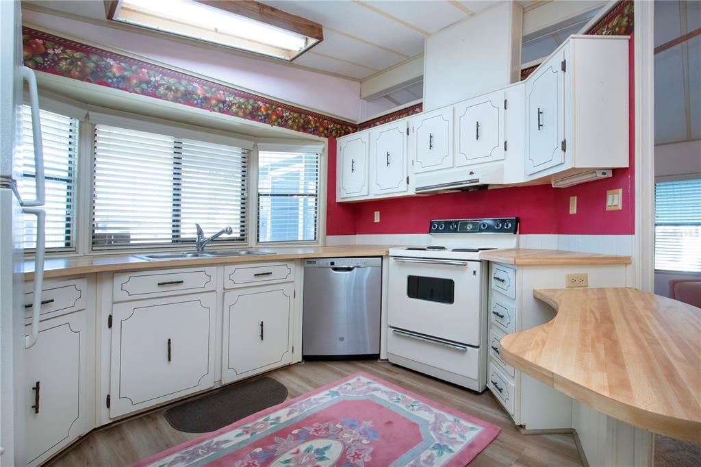 For Sale: $99,900 (2 beds, 2 baths, 960 Square Feet)