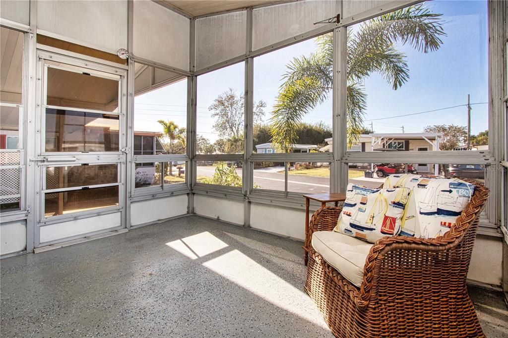 For Sale: $99,900 (2 beds, 2 baths, 960 Square Feet)