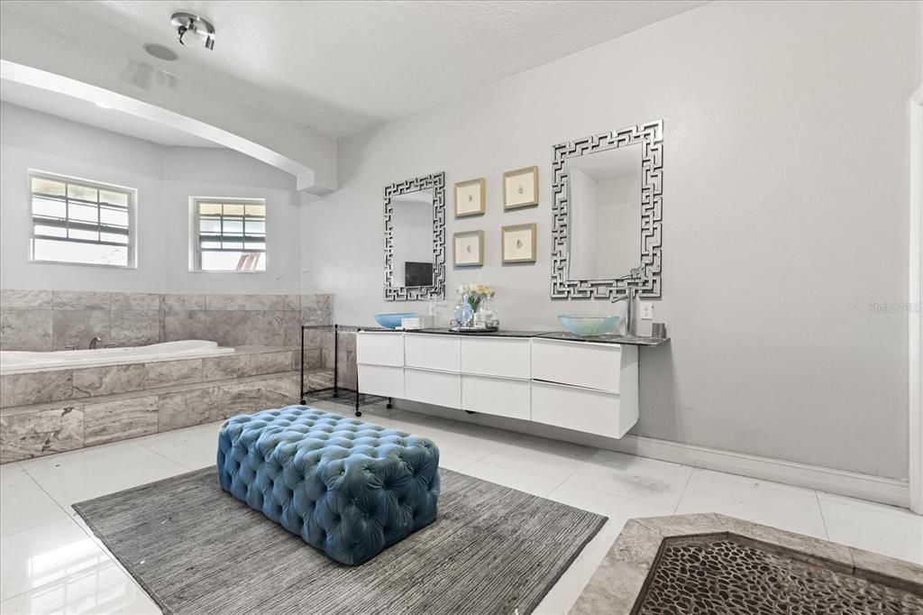 En Venta: $725,000 (5 camas, 5 baños, 5702 Pies cuadrados)