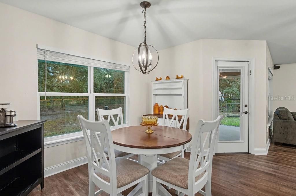 For Sale: $330,000 (3 beds, 2 baths, 1402 Square Feet)