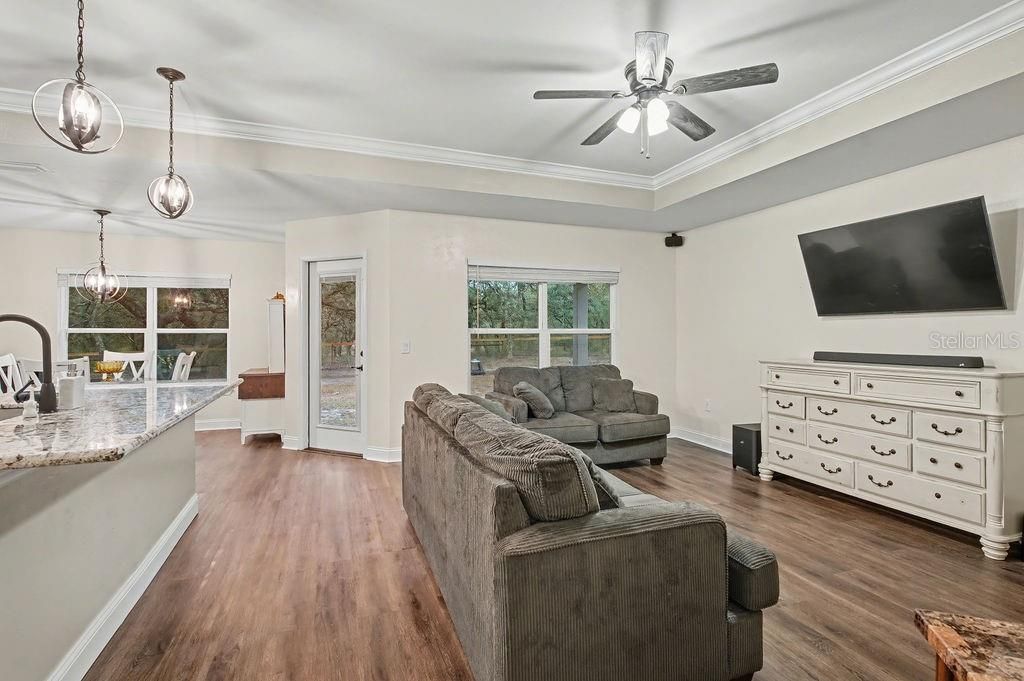 For Sale: $330,000 (3 beds, 2 baths, 1402 Square Feet)