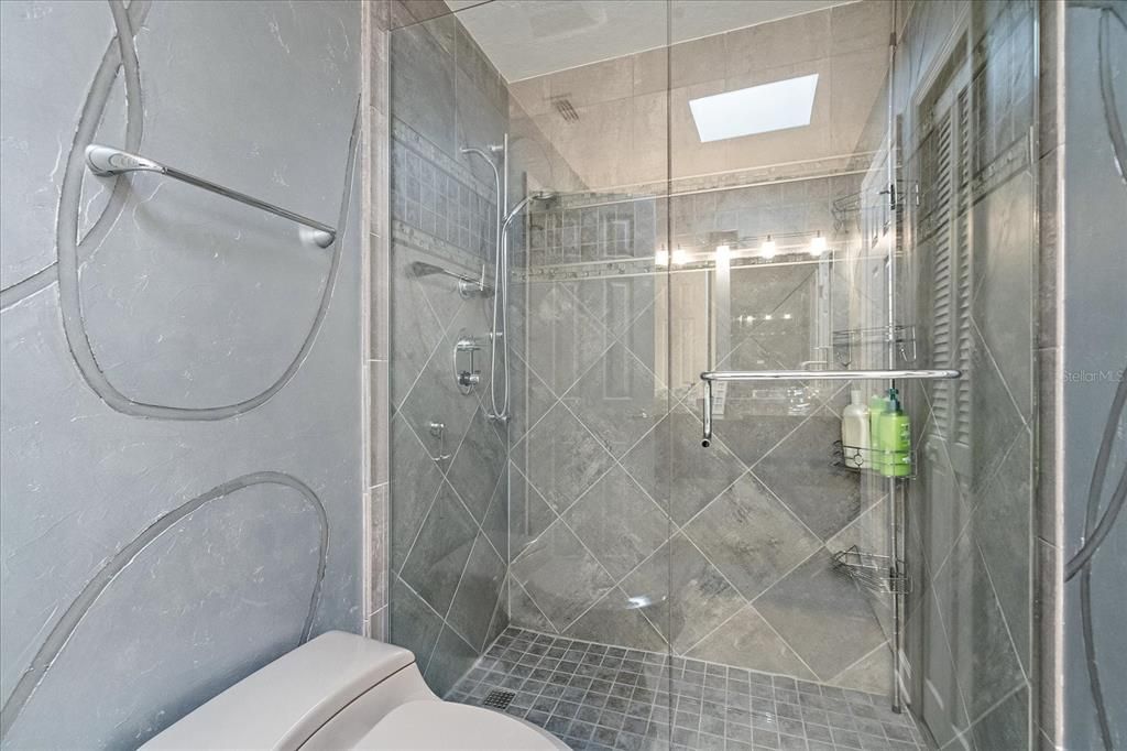 For Sale: $889,000 (5 beds, 4 baths, 5919 Square Feet)