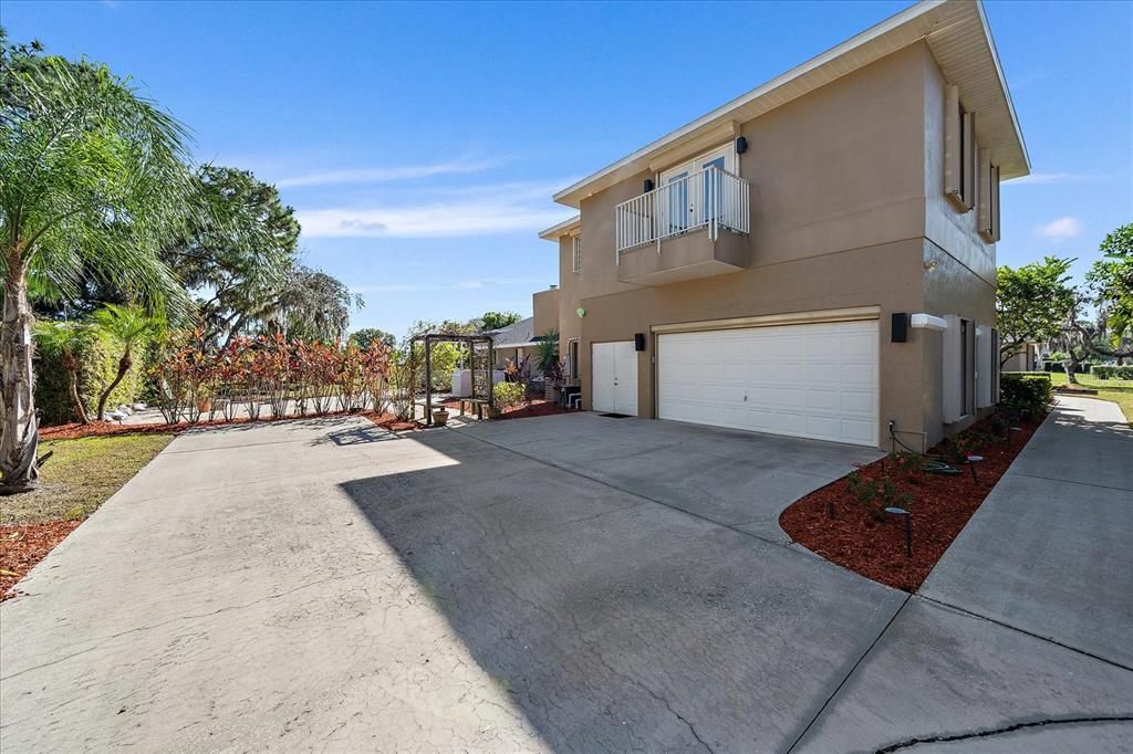 For Sale: $889,000 (5 beds, 4 baths, 5919 Square Feet)