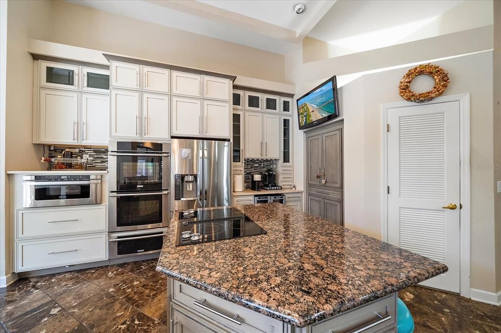 For Sale: $889,000 (5 beds, 4 baths, 5919 Square Feet)