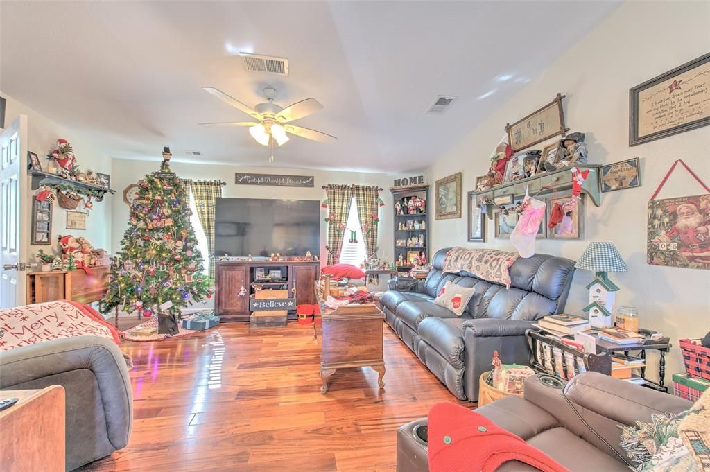 待售: $180,000 (3 贝兹, 2 浴室, 1183 平方英尺)