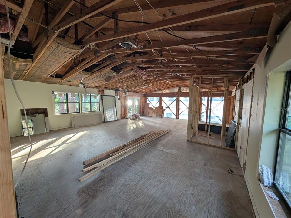 For Sale: $324,900 (2 beds, 2 baths, 1952 Square Feet)