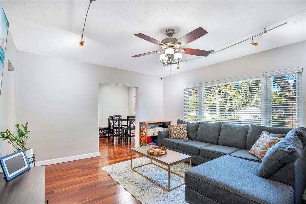 En Venta: $489,900 (3 camas, 2 baños, 1102 Pies cuadrados)