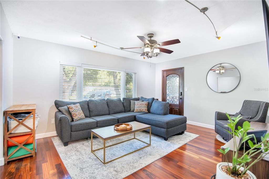 En Venta: $489,900 (3 camas, 2 baños, 1102 Pies cuadrados)