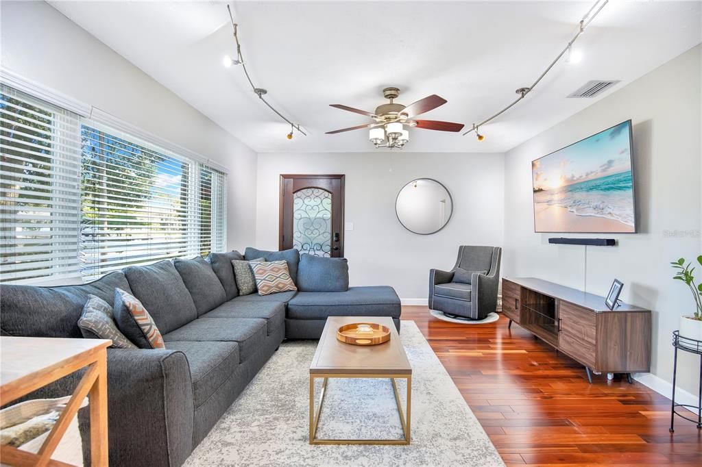 En Venta: $489,900 (3 camas, 2 baños, 1102 Pies cuadrados)