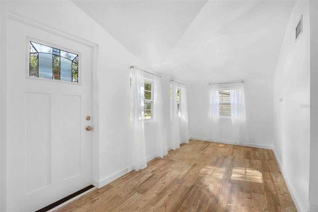 待售: $199,900 (2 贝兹, 1 浴室, 730 平方英尺)