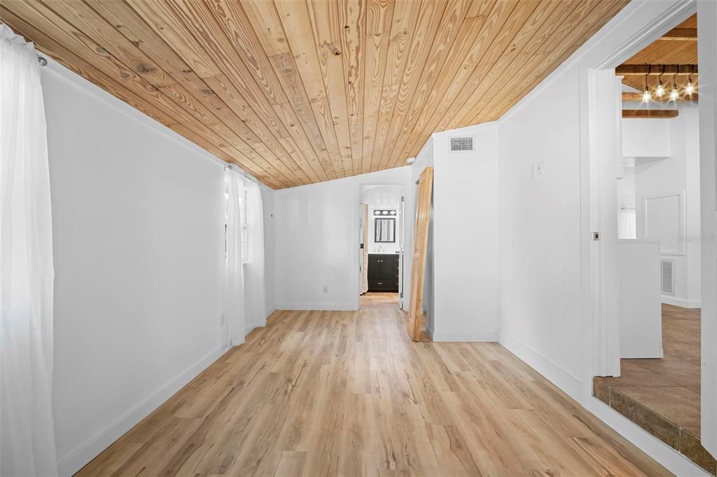 待售: $199,900 (2 贝兹, 1 浴室, 730 平方英尺)