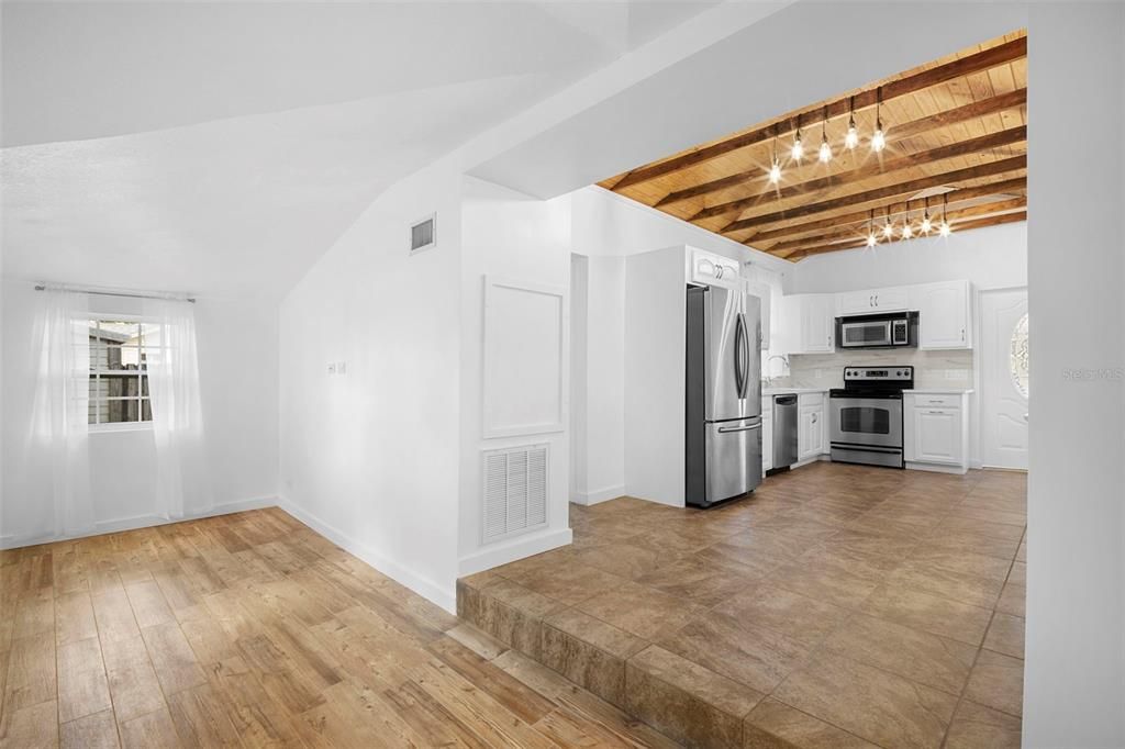 待售: $199,900 (2 贝兹, 1 浴室, 730 平方英尺)