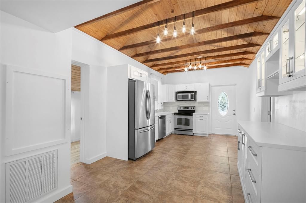 待售: $199,900 (2 贝兹, 1 浴室, 730 平方英尺)