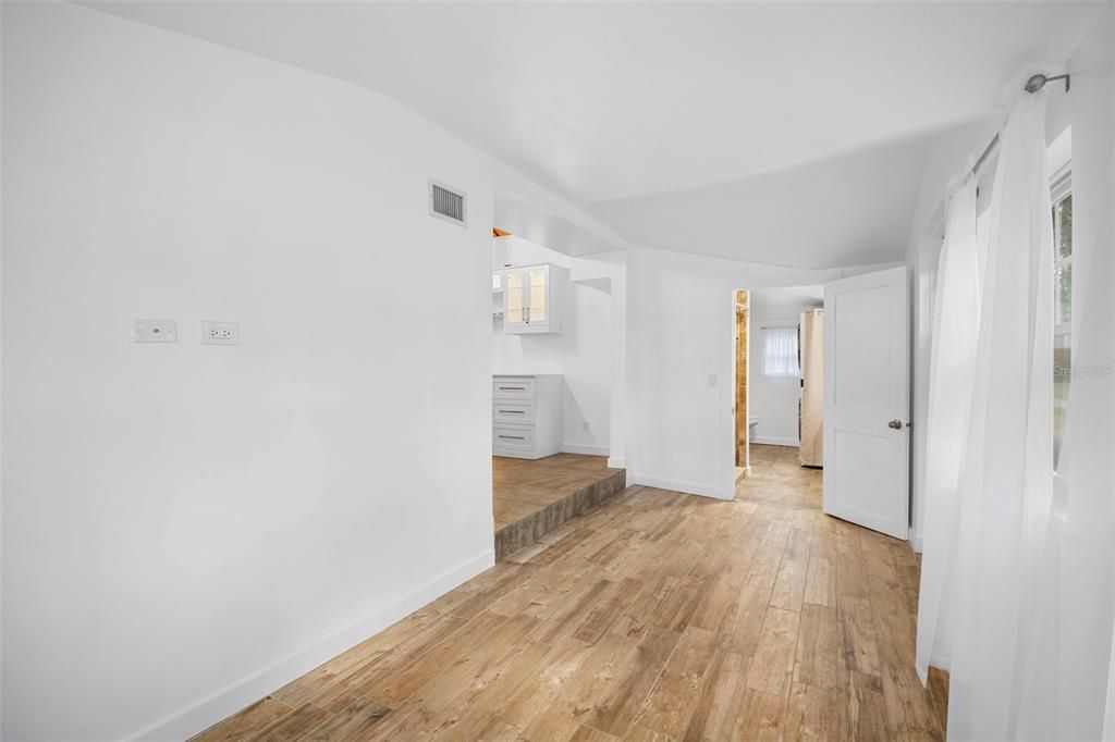 待售: $199,900 (2 贝兹, 1 浴室, 730 平方英尺)