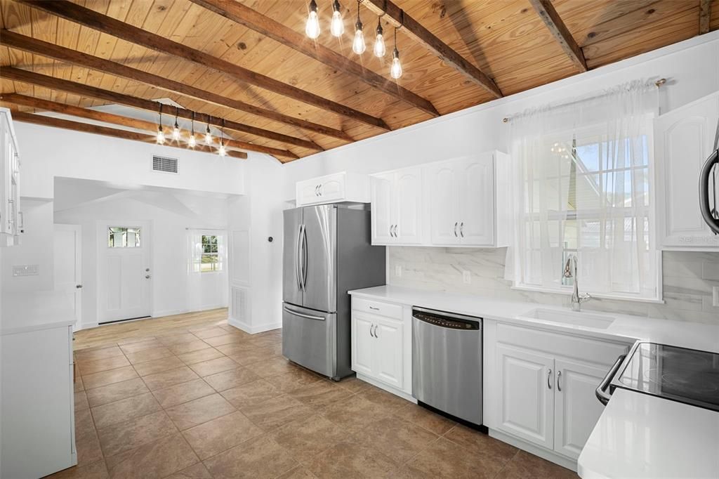 待售: $199,900 (2 贝兹, 1 浴室, 730 平方英尺)