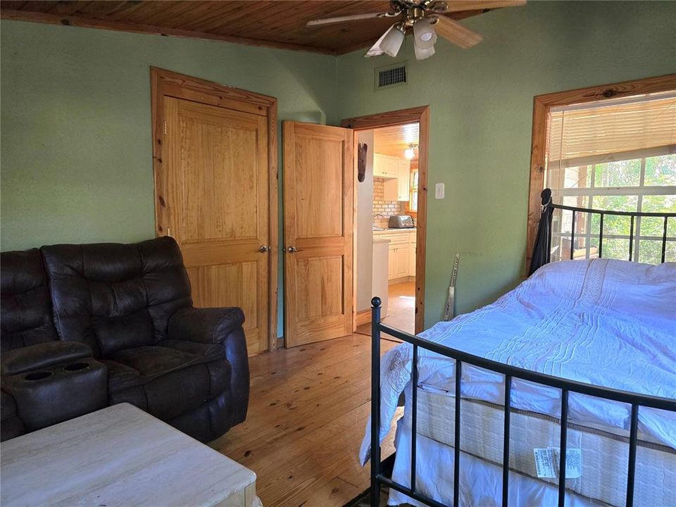 合同活跃: $269,000 (3 贝兹, 1 浴室, 972 平方英尺)