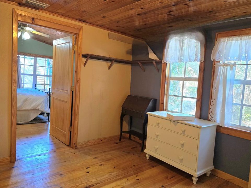 合同活跃: $269,000 (3 贝兹, 1 浴室, 972 平方英尺)