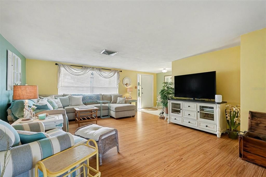 For Sale: $295,000 (2 beds, 2 baths, 1390 Square Feet)