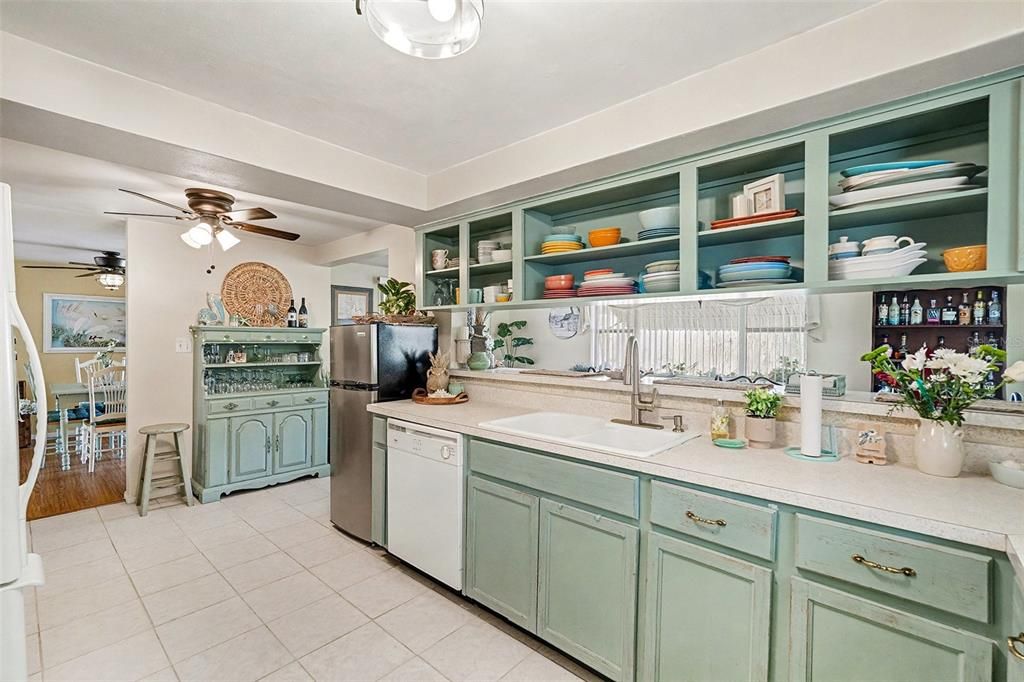 For Sale: $295,000 (2 beds, 2 baths, 1390 Square Feet)