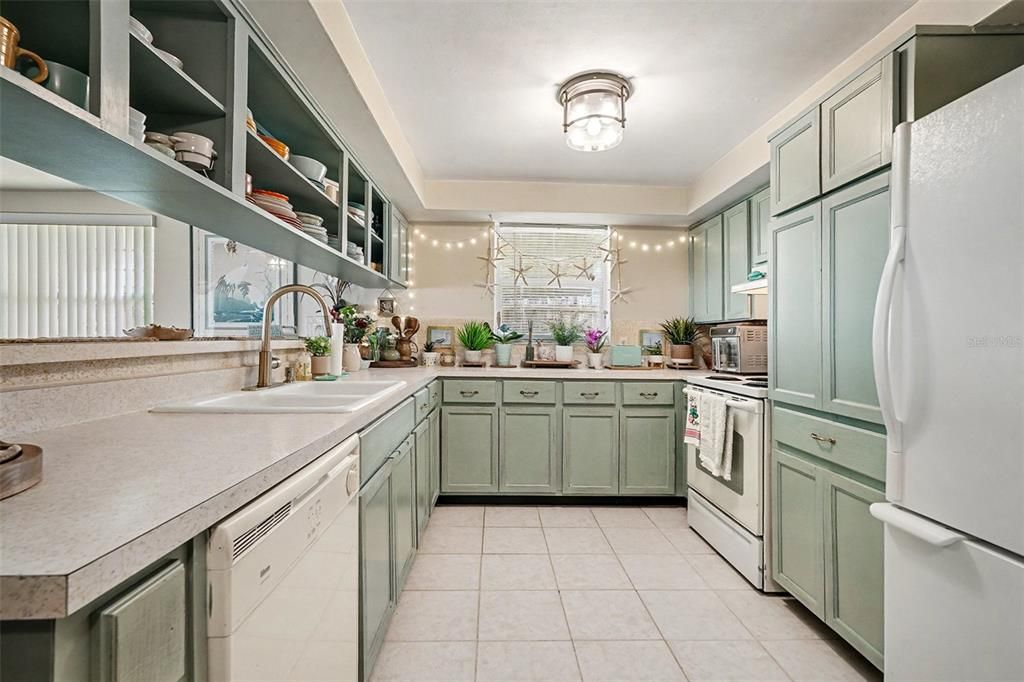 For Sale: $295,000 (2 beds, 2 baths, 1390 Square Feet)