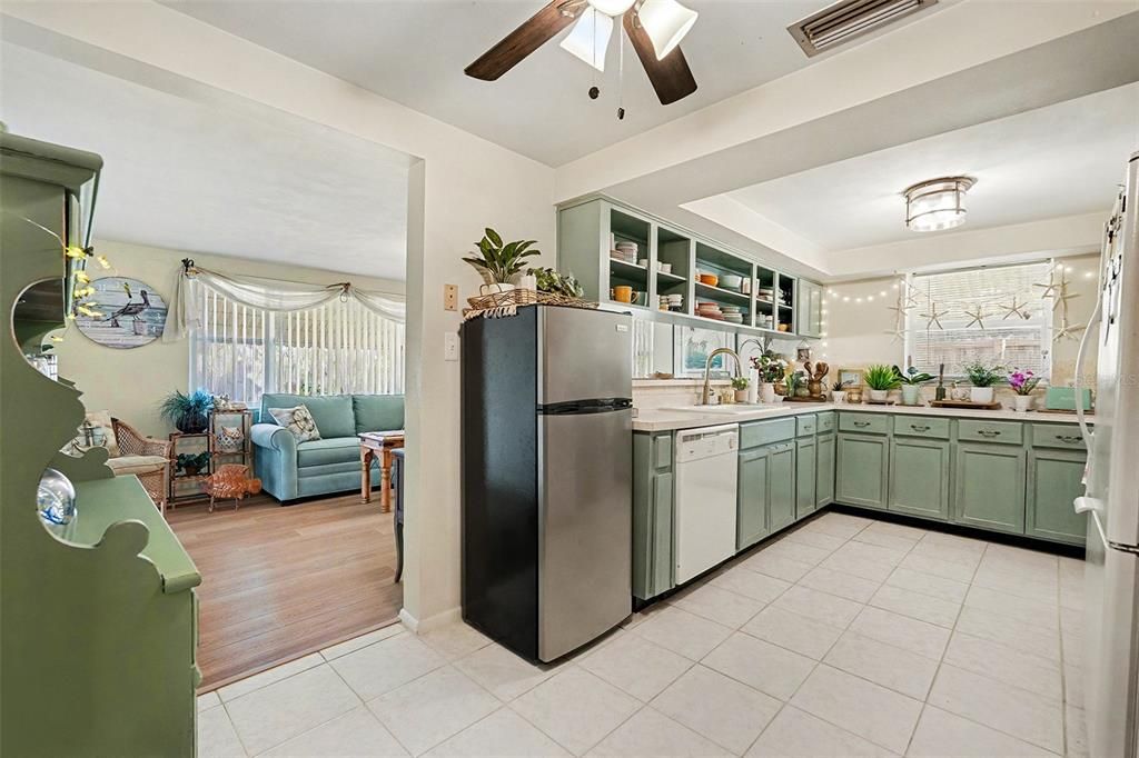 For Sale: $295,000 (2 beds, 2 baths, 1390 Square Feet)