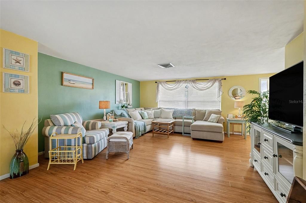 For Sale: $295,000 (2 beds, 2 baths, 1390 Square Feet)