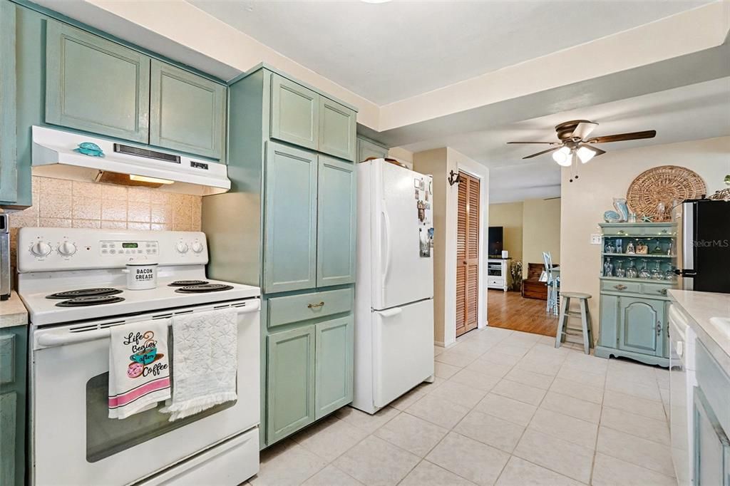 For Sale: $295,000 (2 beds, 2 baths, 1390 Square Feet)