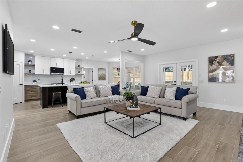 En Venta: $1,099,000 (5 camas, 3 baños, 3885 Pies cuadrados)