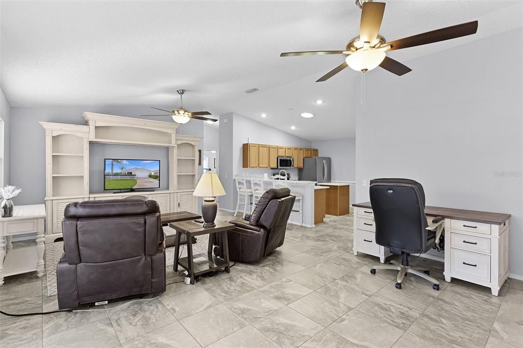 На продажу: $300,000 (2 спален, 2 ванн, 1156 Квадратных фут)