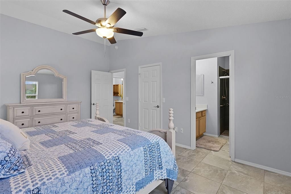 На продажу: $300,000 (2 спален, 2 ванн, 1156 Квадратных фут)