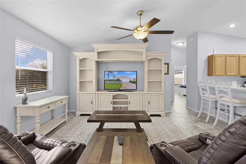 На продажу: $300,000 (2 спален, 2 ванн, 1156 Квадратных фут)