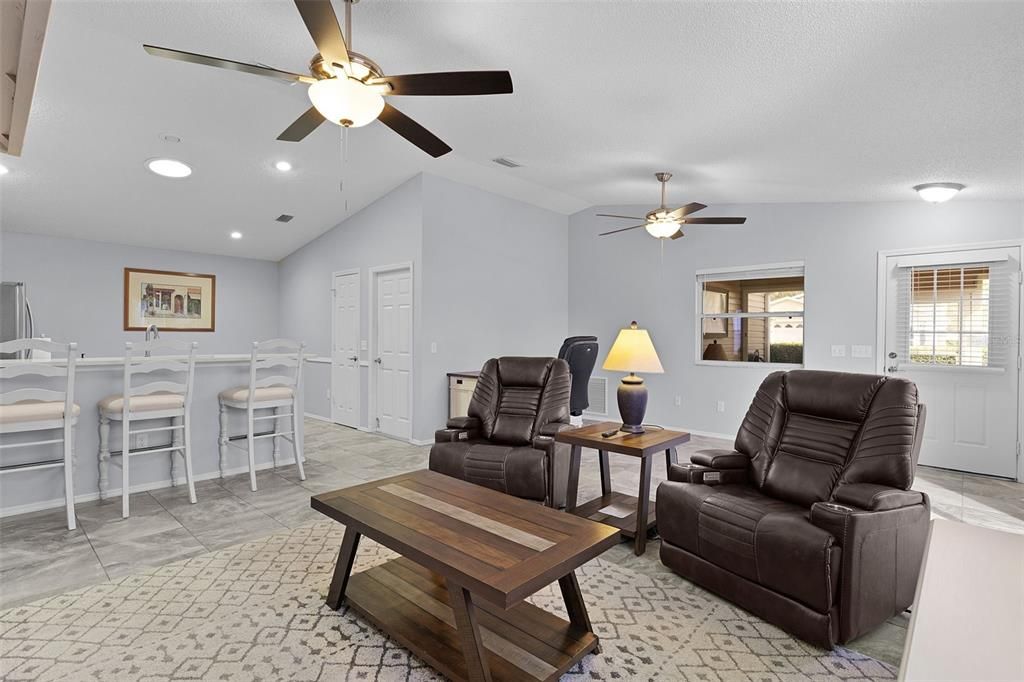 На продажу: $300,000 (2 спален, 2 ванн, 1156 Квадратных фут)