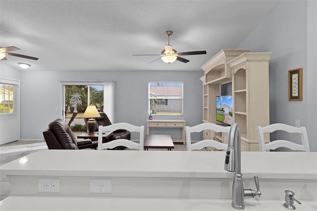 На продажу: $300,000 (2 спален, 2 ванн, 1156 Квадратных фут)