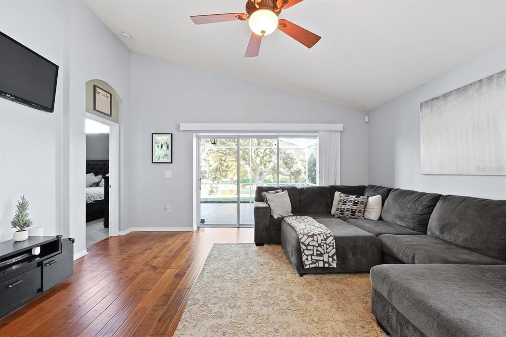 En Venta: $629,000 (4 camas, 2 baños, 2136 Pies cuadrados)