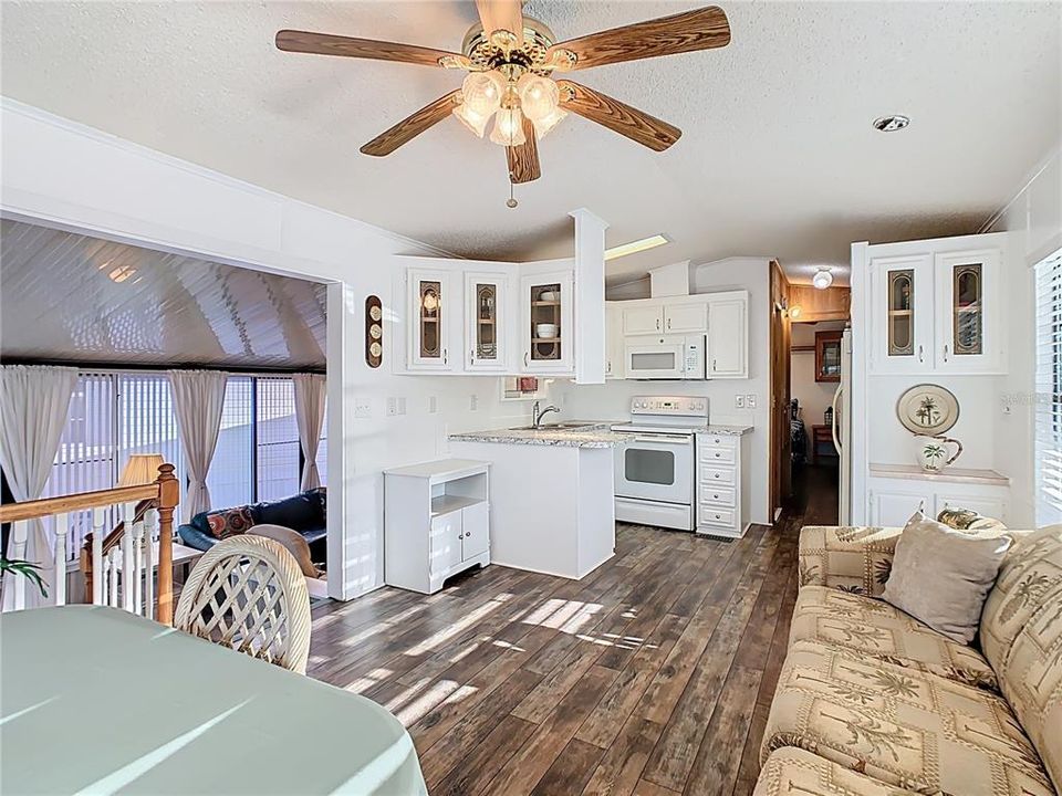 待售: $118,900 (1 贝兹, 1 浴室, 642 平方英尺)