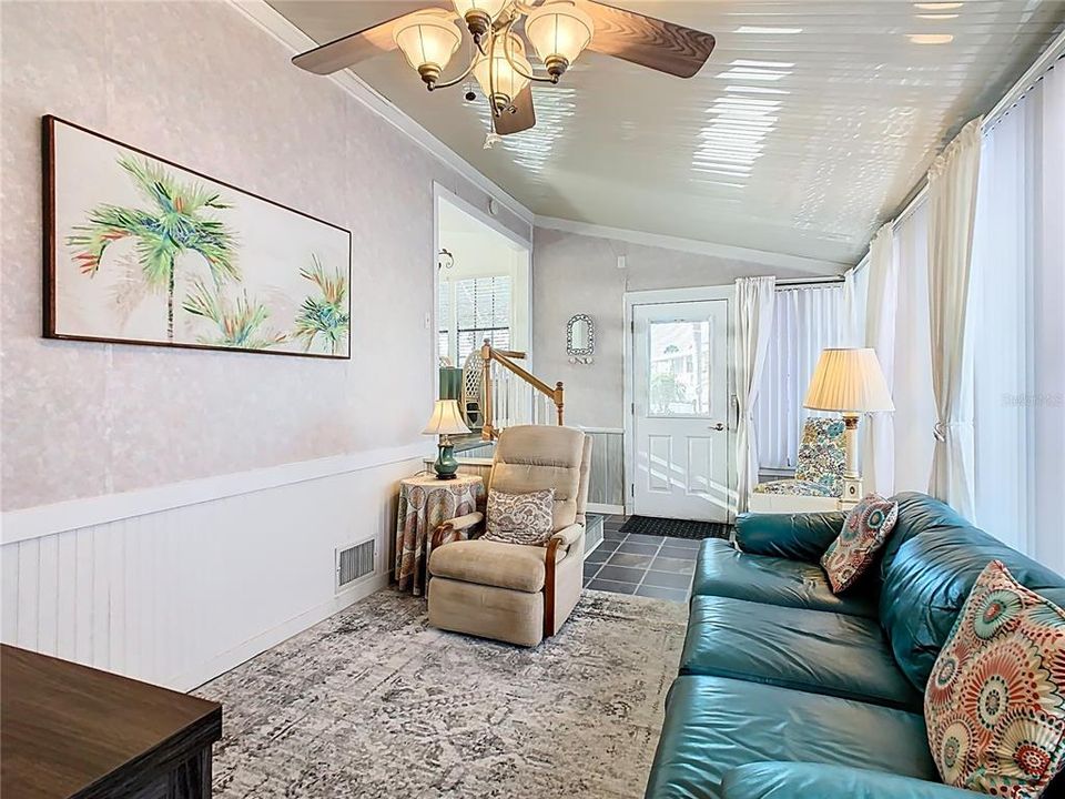 待售: $118,900 (1 贝兹, 1 浴室, 642 平方英尺)