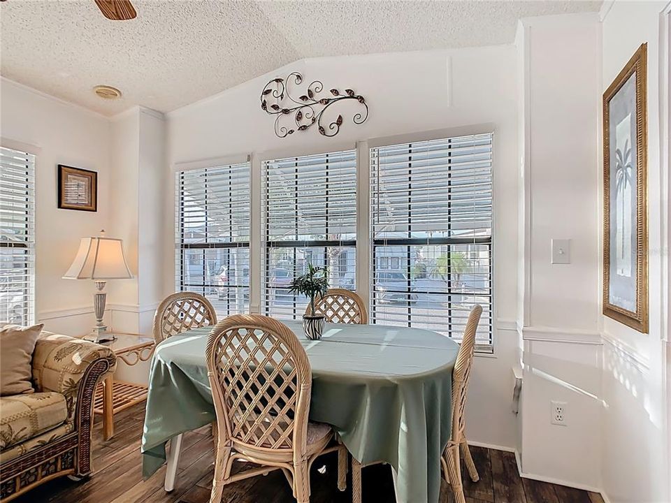 待售: $118,900 (1 贝兹, 1 浴室, 642 平方英尺)