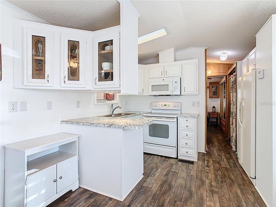 待售: $118,900 (1 贝兹, 1 浴室, 642 平方英尺)